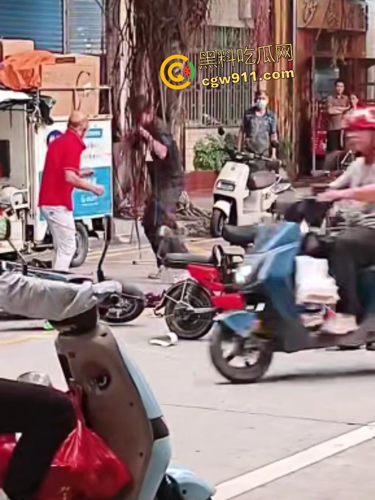 街头拳皇大乱斗！红衣大哥骂不礼让黑衣小伙，抱架姿势狂揍如游戏对决，观众看得血脉喷张却不了了之！-6