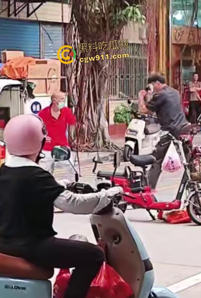 街头拳皇大乱斗！红衣大哥骂不礼让黑衣小伙，抱架姿势狂揍如游戏对决，观众看得血脉喷张却不了了之！-7