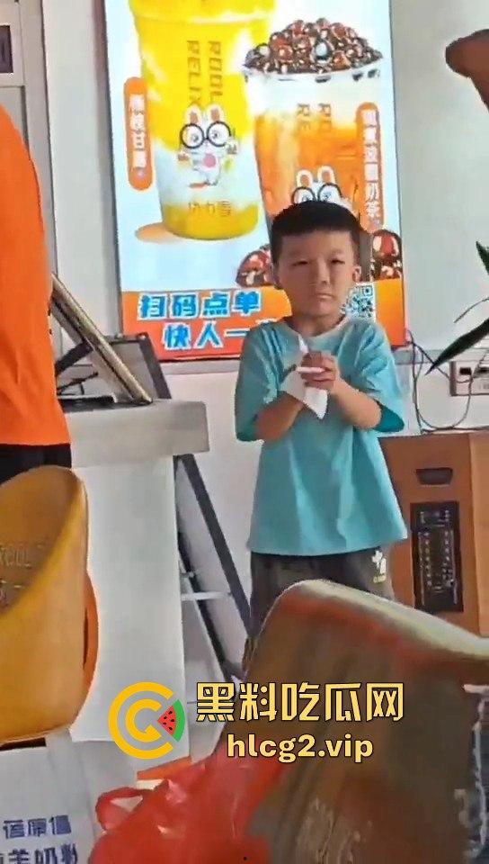 南宁熊孩子玩奶茶封口机被夹断四根手指！家长慌了才后悔疏忽奶茶店一片惊叫！-1