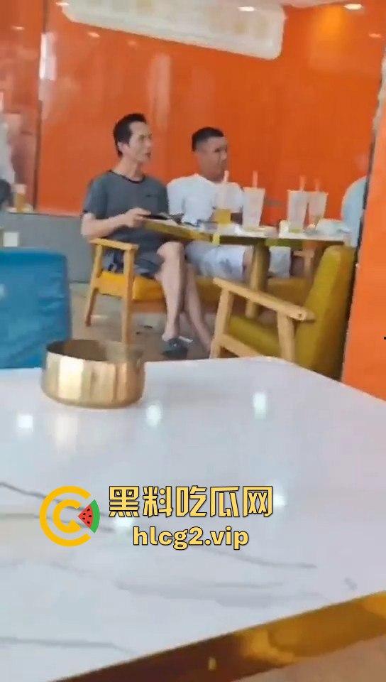 南宁熊孩子玩奶茶封口机被夹断四根手指！家长慌了才后悔疏忽奶茶店一片惊叫！-3