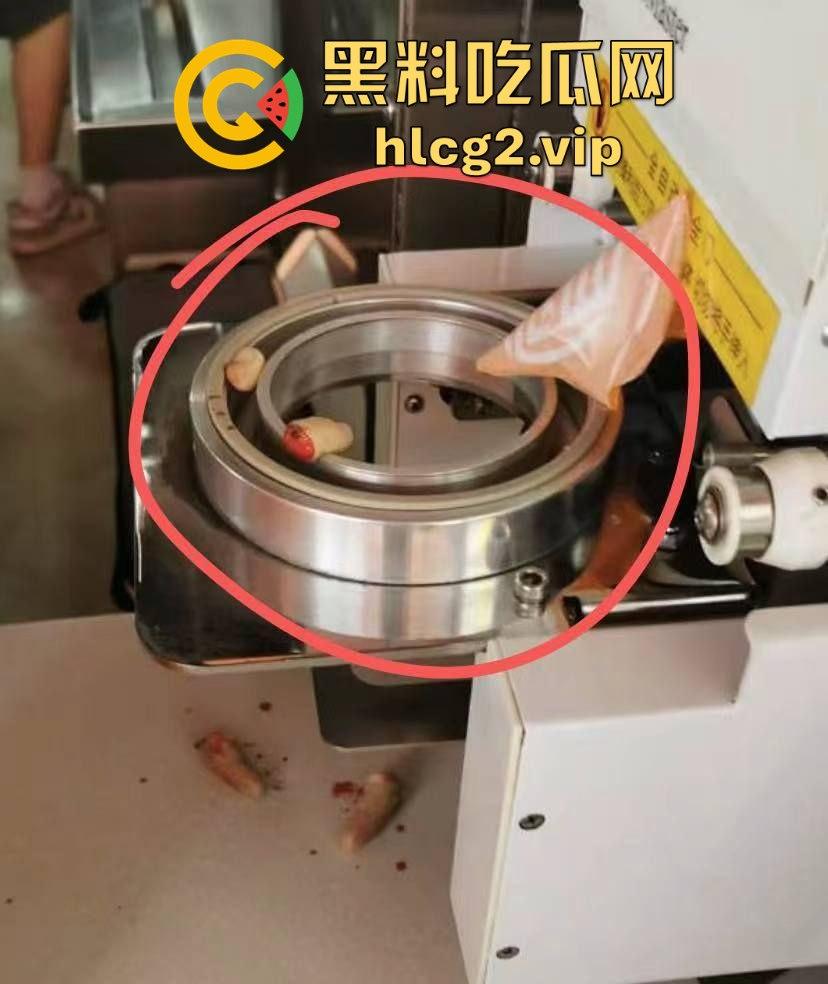 南宁熊孩子玩奶茶封口机被夹断四根手指！家长慌了才后悔疏忽奶茶店一片惊叫！-8