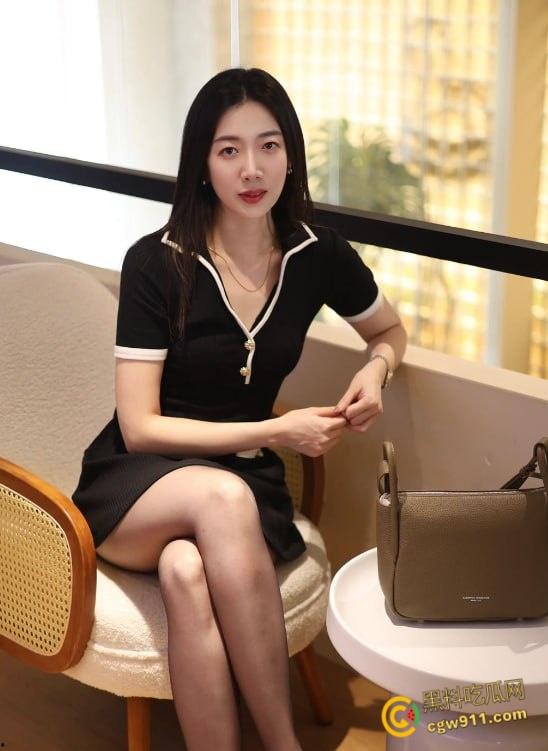 推开厕所门想洗澡，看到真空开档丝袜短裙的小姨，厕所主动勾引跪地口交，瑜伽垫上被后入无套内射 ！-2