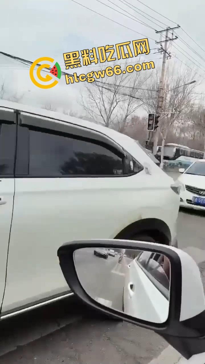 沈阳飞天井盖一般人整不了,开个车都能被井盖空降暴击,谁能想到开车开出个天降铁饼?-2