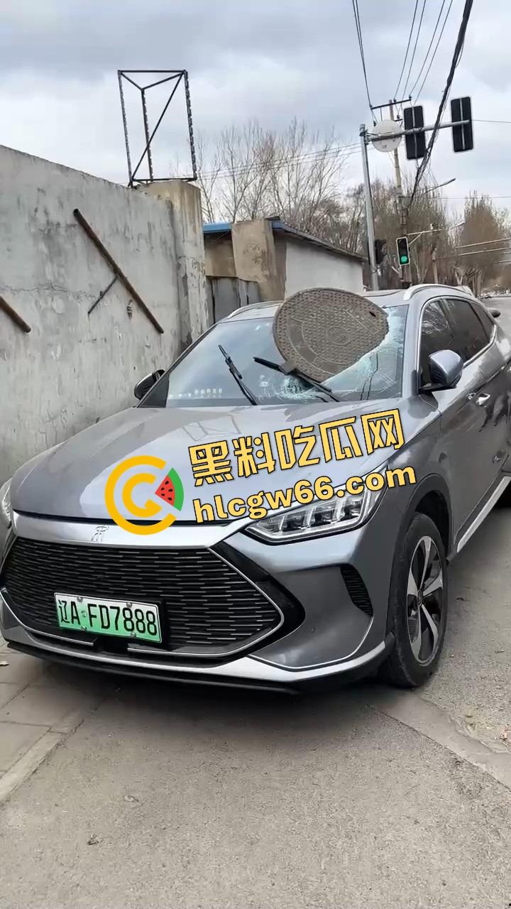 沈阳飞天井盖一般人整不了,开个车都能被井盖空降暴击,谁能想到开车开出个天降铁饼?-3