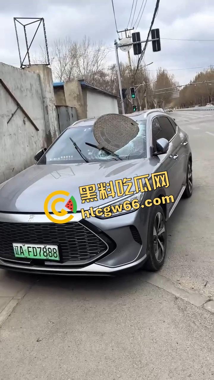 沈阳飞天井盖一般人整不了,开个车都能被井盖空降暴击,谁能想到开车开出个天降铁饼?-4
