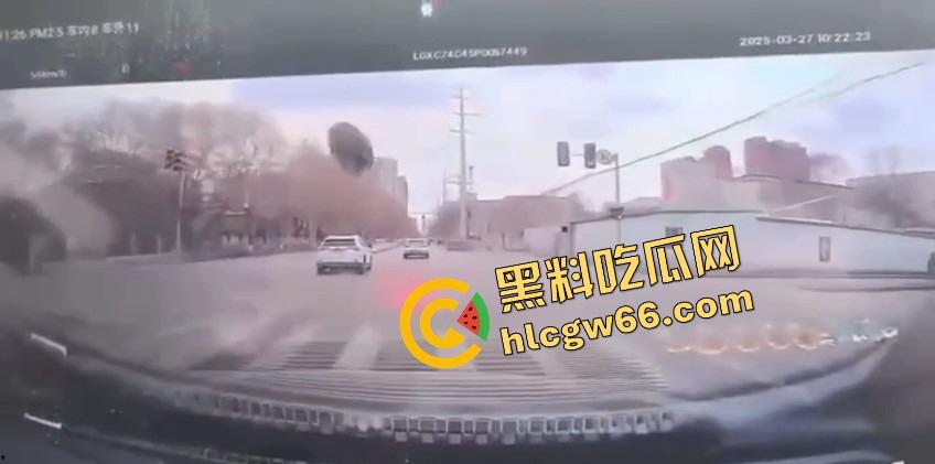 沈阳飞天井盖一般人整不了,开个车都能被井盖空降暴击,谁能想到开车开出个天降铁饼?-7