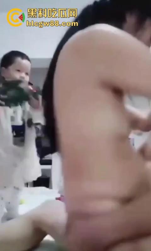 人妻的奇葩操作!在孩子面前大胆做爱 毫不顾忌 不过你别说人妻的奶子挺大的 内容炸裂-4