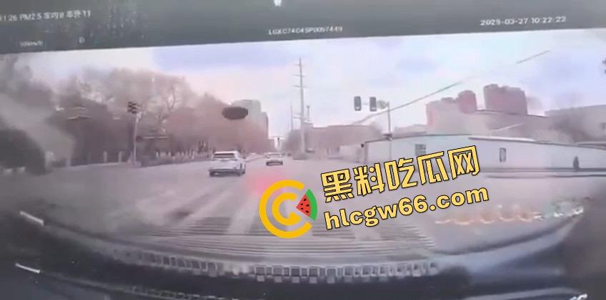 沈阳飞天井盖一般人整不了,开个车都能被井盖空降暴击,谁能想到开车开出个天降铁饼?-8