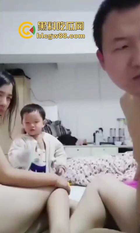 人妻的奇葩操作!在孩子面前大胆做爱 毫不顾忌 不过你别说人妻的奶子挺大的 内容炸裂-5