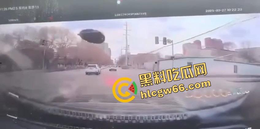 沈阳飞天井盖一般人整不了,开个车都能被井盖空降暴击,谁能想到开车开出个天降铁饼?-9