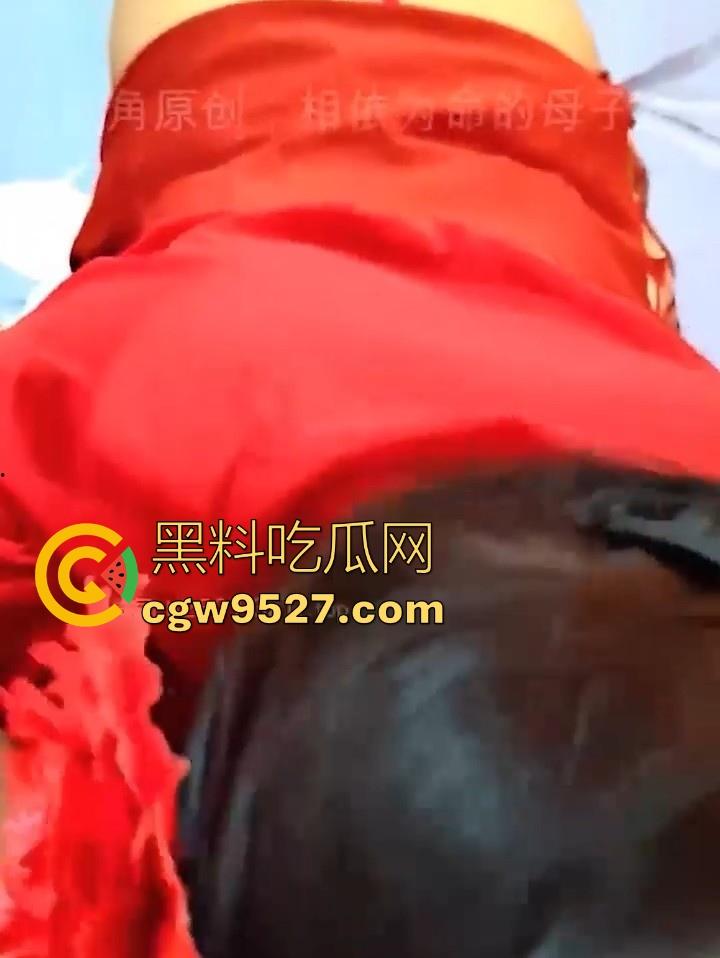 海角乱伦，妈妈穿新娘装性感撩人，屄里塞着遥控玩具，不间断的刺激她，等受不了再狠狠的无套后入！-4