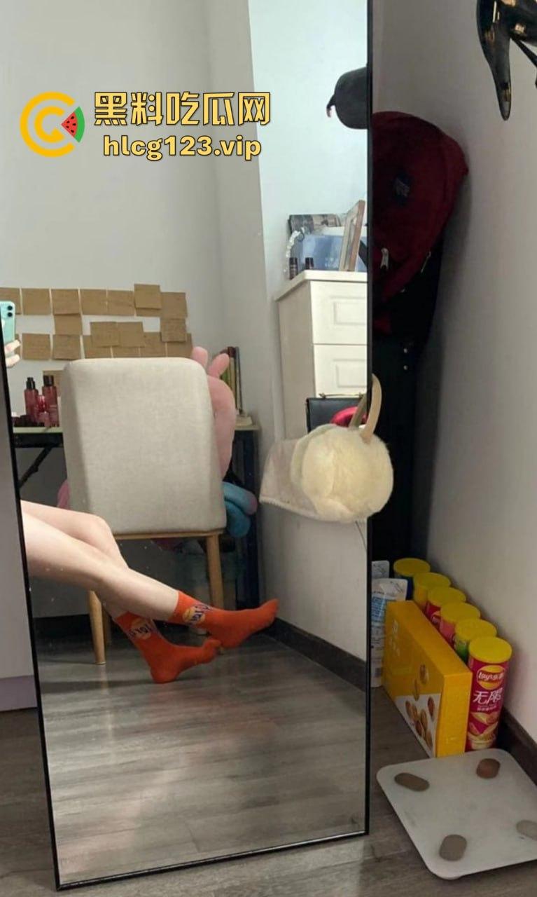 盐城师范大学校花高晓海露脸泄密！斯文眼镜男征服女神，镜前口交激情全记录！-3