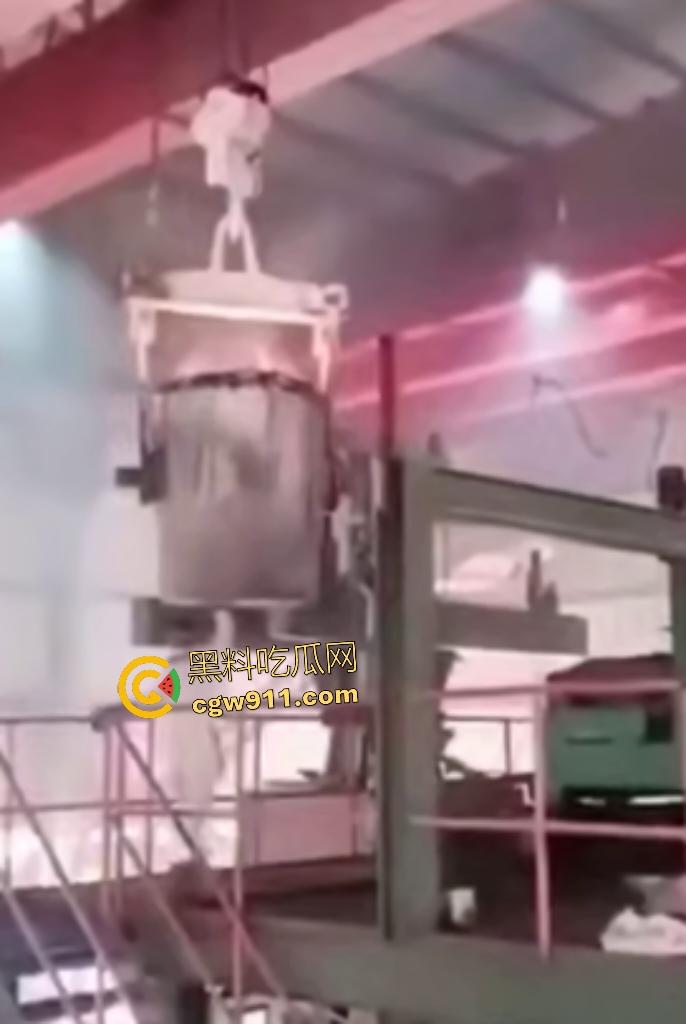 印尼钢厂几千度铁水不慎倾倒!二楼操作失误,数千度熔岩直接烫死工人,还能活下来就是祖坟积德!-2