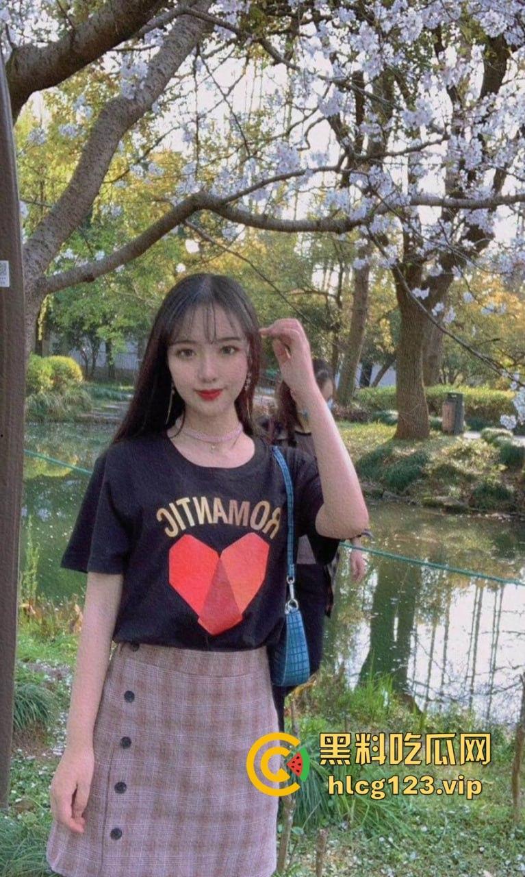 盐城师范大学校花高晓海露脸泄密！斯文眼镜男征服女神，镜前口交激情全记录！-9