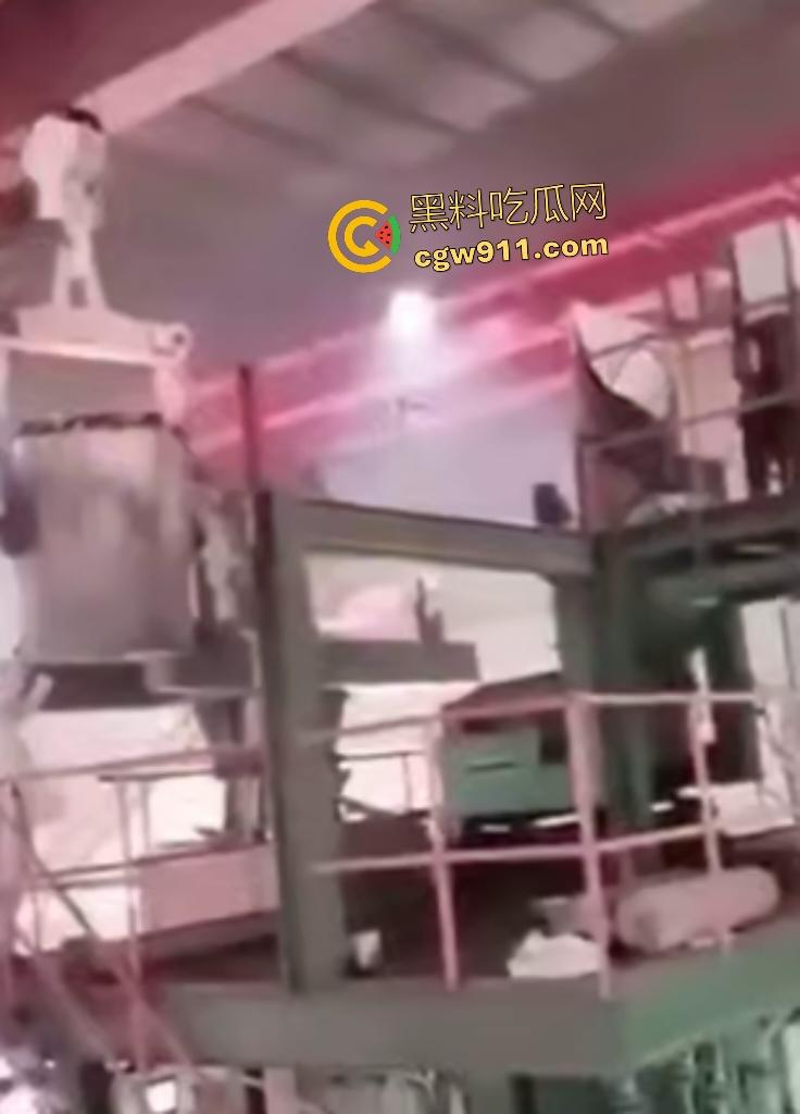 印尼钢厂几千度铁水不慎倾倒!二楼操作失误,数千度熔岩直接烫死工人,还能活下来就是祖坟积德!-4