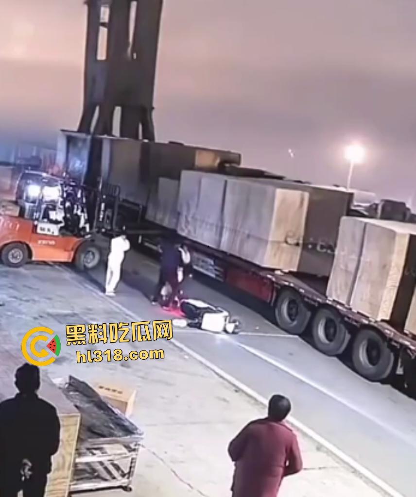 厂内精神小伙耍帅飙电动车遭叉车爆头,撞飞断颈抽搐,几秒后又来第二人紧跟送命!-3
