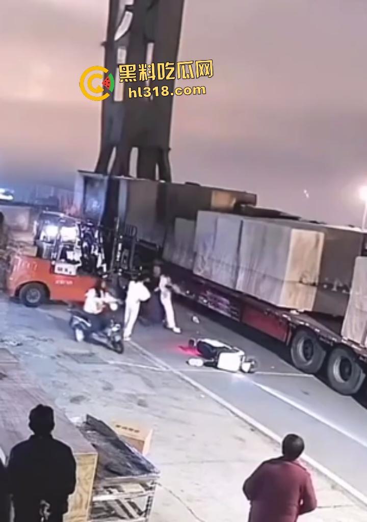 厂内精神小伙耍帅飙电动车遭叉车爆头,撞飞断颈抽搐,几秒后又来第二人紧跟送命!-6