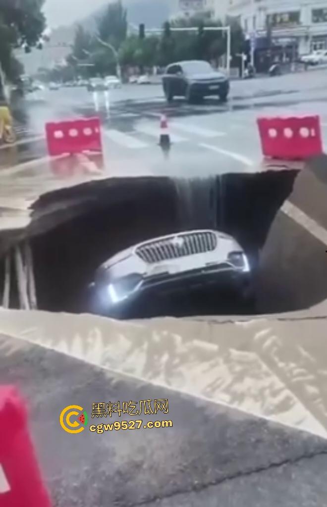 河北张家口马路地陷，车主猛踩油门到底都冲不上来，路面的水一直向下流，警察再不来人都要淹死了！-5