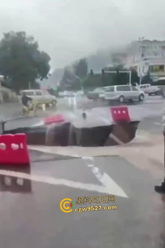 河北张家口马路地陷，车主猛踩油门到底都冲不上来，路面的水一直向下流，警察再不来人都要淹死了！-6