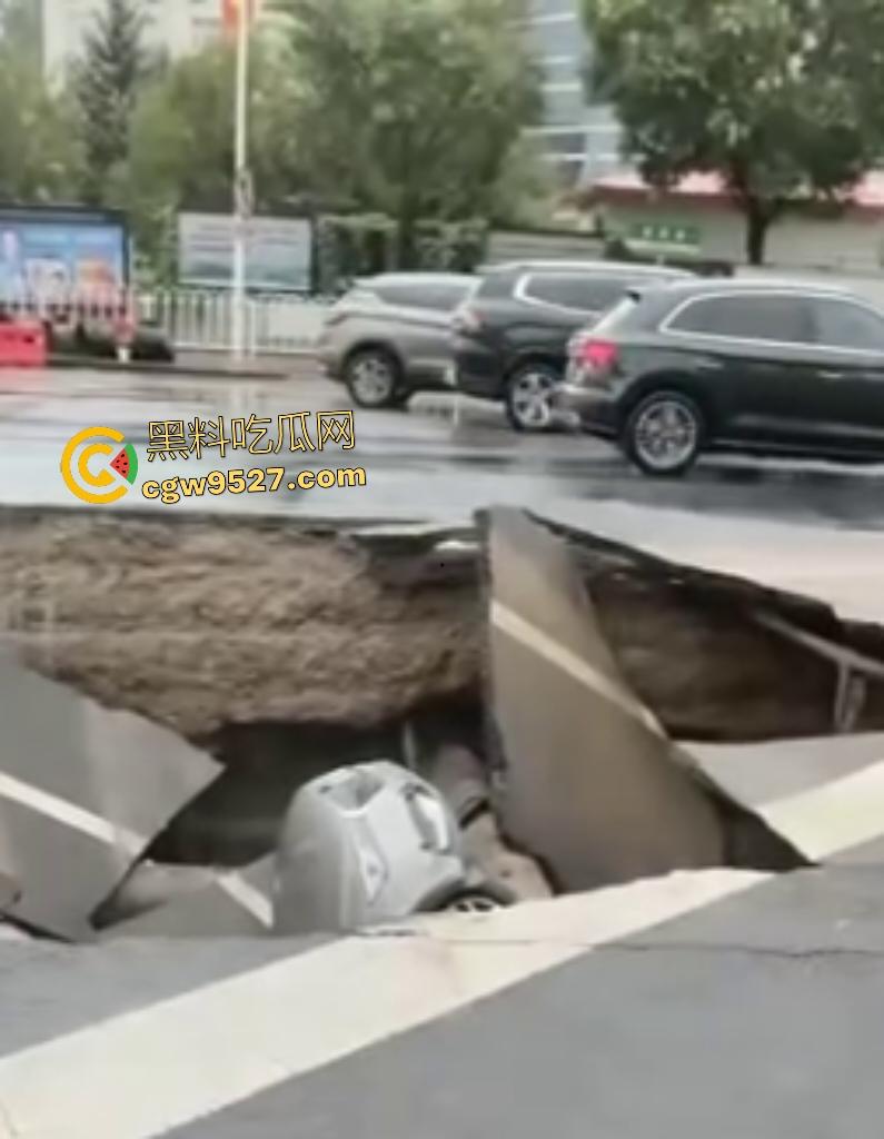 河北张家口马路地陷，车主猛踩油门到底都冲不上来，路面的水一直向下流，警察再不来人都要淹死了！-8