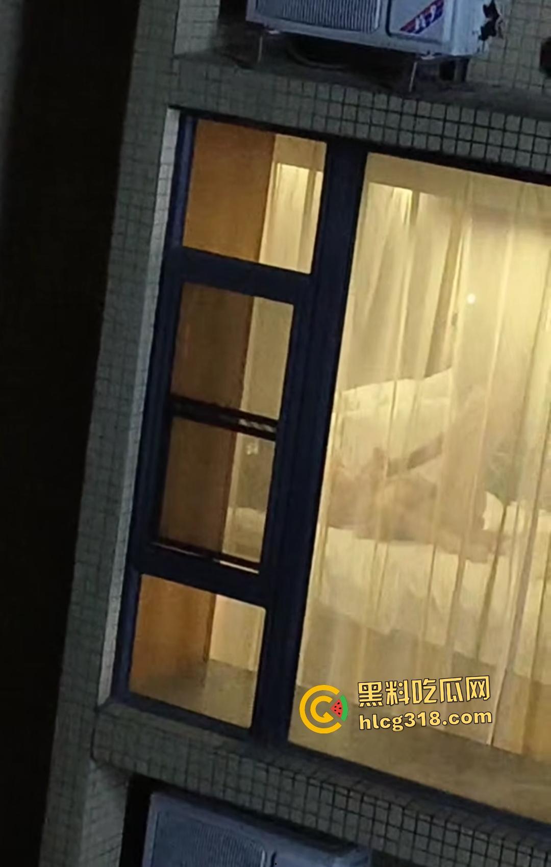 黑丝女口交脚翘高不拉窗帘做爱！三男一女偷拍笑称水平绝顶！还笑？下一个就是多P你！-3