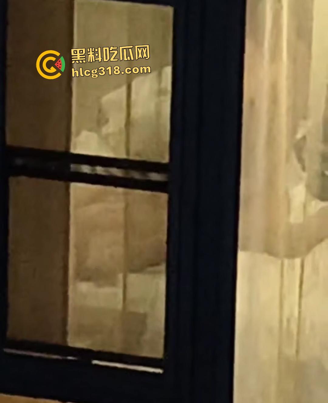 黑丝女口交脚翘高不拉窗帘做爱！三男一女偷拍笑称水平绝顶！还笑？下一个就是多P你！-5