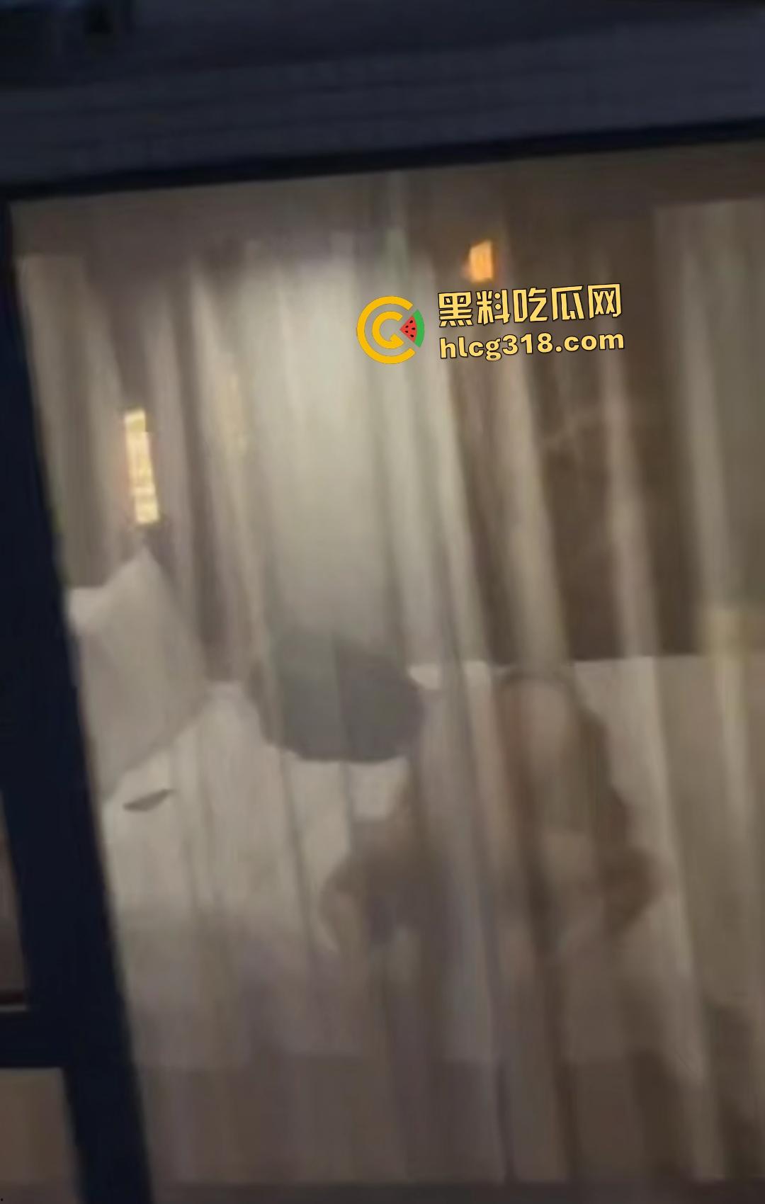 黑丝女口交脚翘高不拉窗帘做爱！三男一女偷拍笑称水平绝顶！还笑？下一个就是多P你！-8