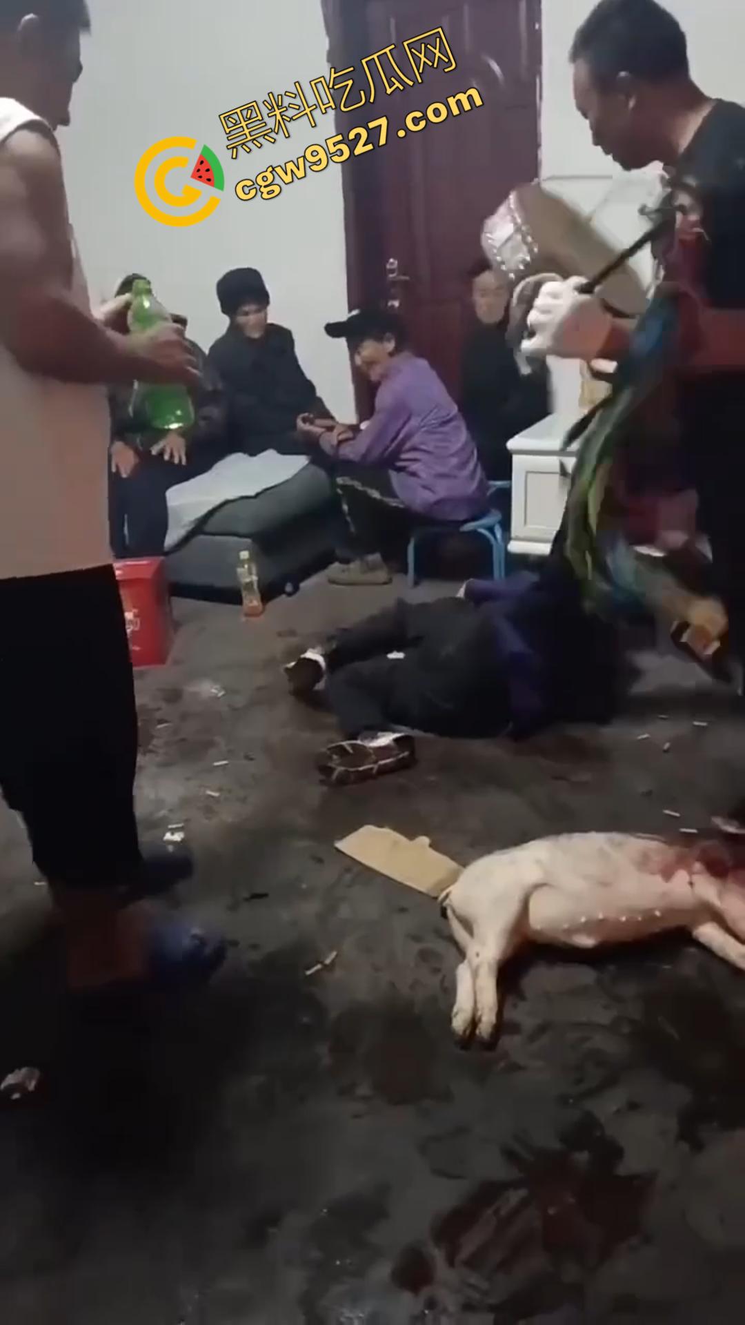 乡村驱邪术！大妈现场驱邪惊魂，法师施法令众人瞠目，大妈惨遭玩坏，众人瞠目结舌-10