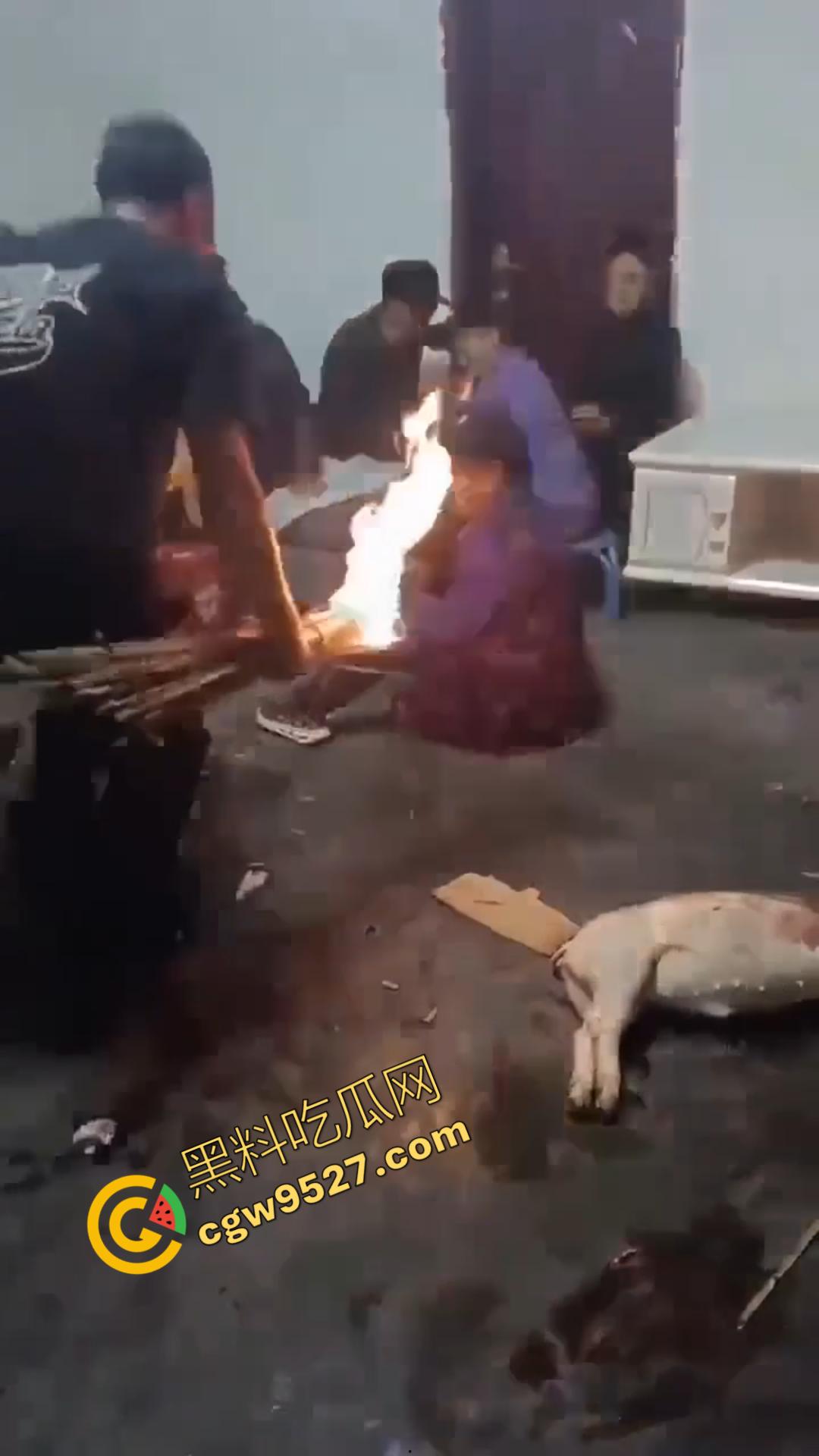 乡村驱邪术！大妈现场驱邪惊魂，法师施法令众人瞠目，大妈惨遭玩坏，众人瞠目结舌-11