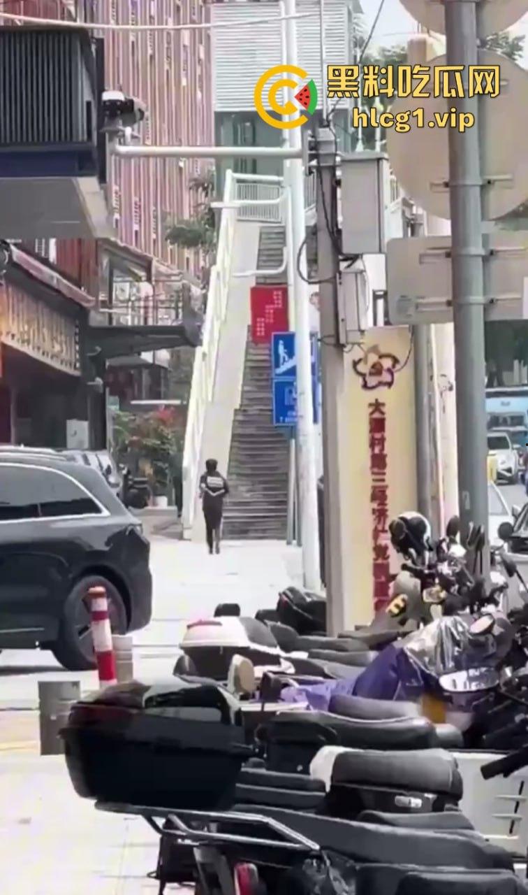 悲催!广州一快递小哥逆行撞到一豪车后 冲向过往车辆自残！-1