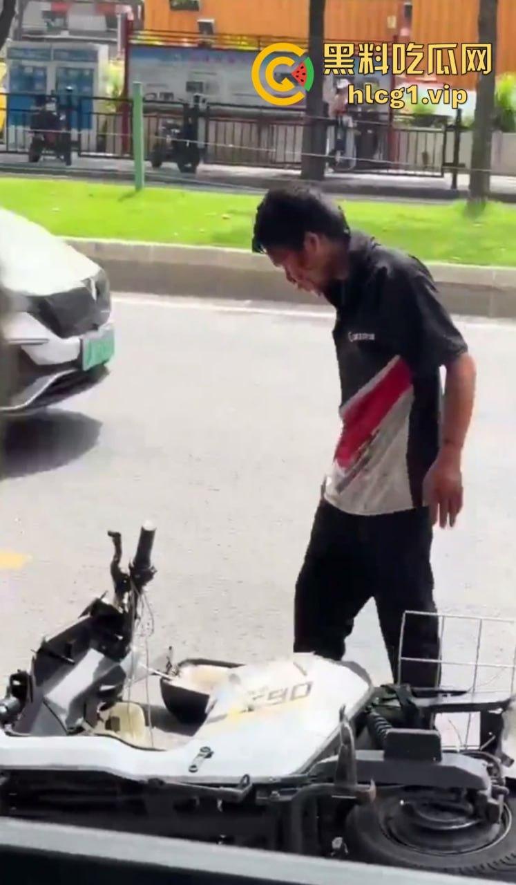 悲催!广州一快递小哥逆行撞到一豪车后 冲向过往车辆自残！-2