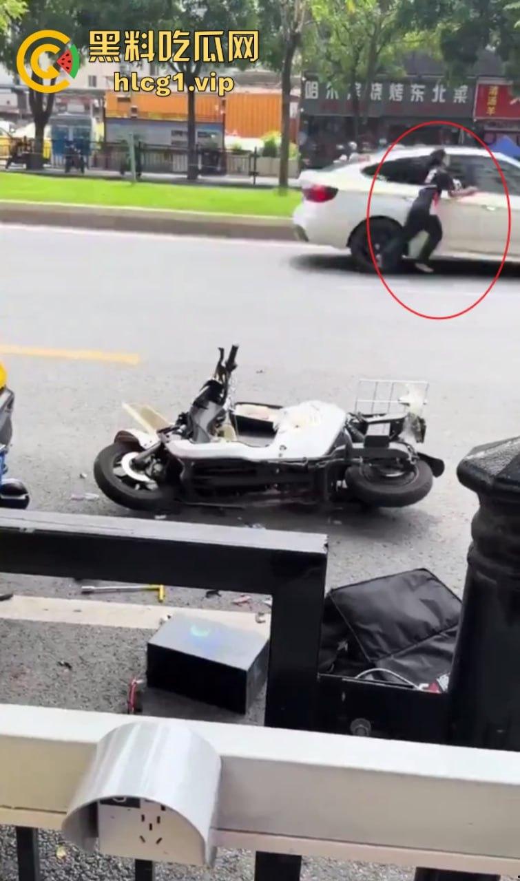 悲催!广州一快递小哥逆行撞到一豪车后 冲向过往车辆自残！-5
