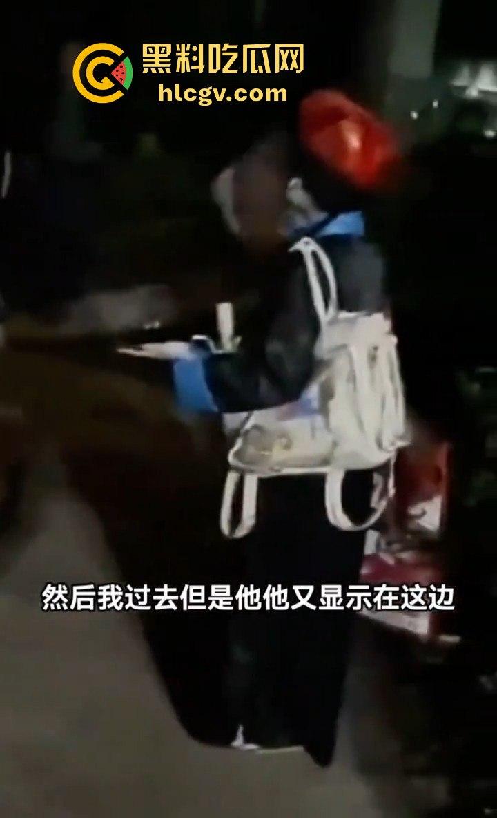 四川某小区大爷大妈遛弯险被僵尸小姐姐吓出屎尿！这清朝妆容真没谁了！-5