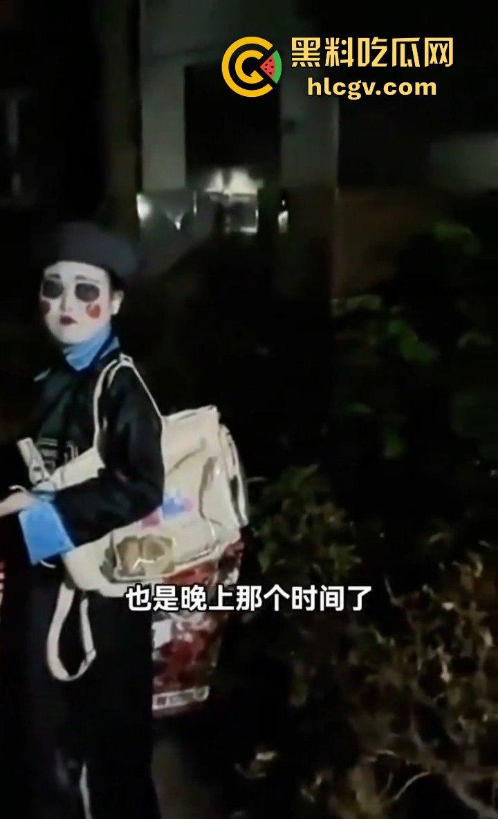 四川某小区大爷大妈遛弯险被僵尸小姐姐吓出屎尿！这清朝妆容真没谁了！-7