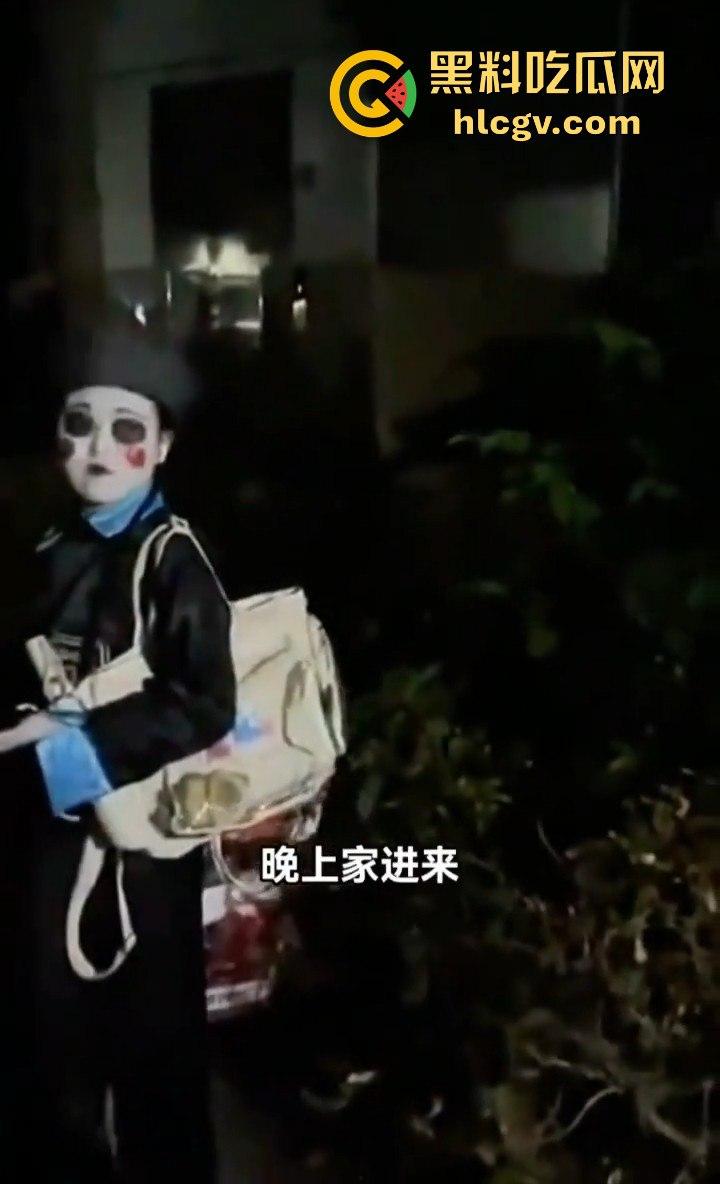 四川某小区大爷大妈遛弯险被僵尸小姐姐吓出屎尿！这清朝妆容真没谁了！-9