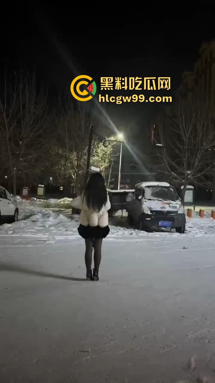 黑龙江伊春两妹子玩穿天猴玩出嘴喷烟火，质量太好不飞反炸，硬吃整波伤害，嘴吐青烟成人形烟花！-1