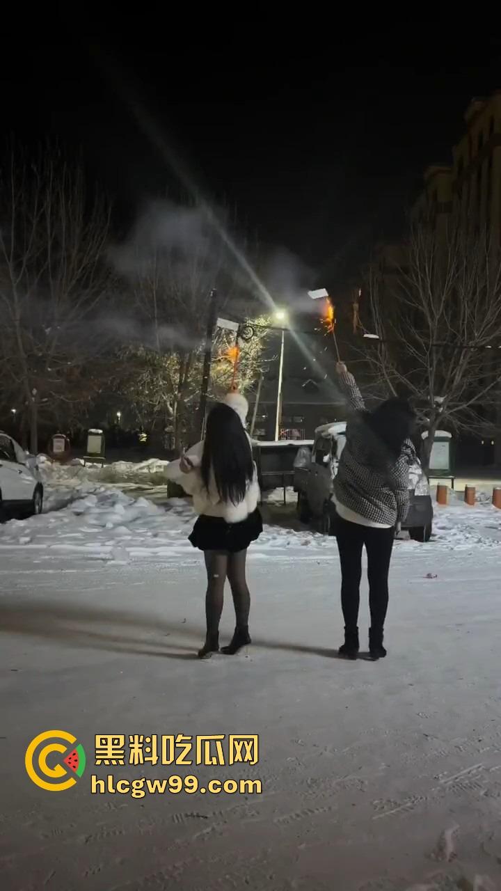 黑龙江伊春两妹子玩穿天猴玩出嘴喷烟火，质量太好不飞反炸，硬吃整波伤害，嘴吐青烟成人形烟花！-3