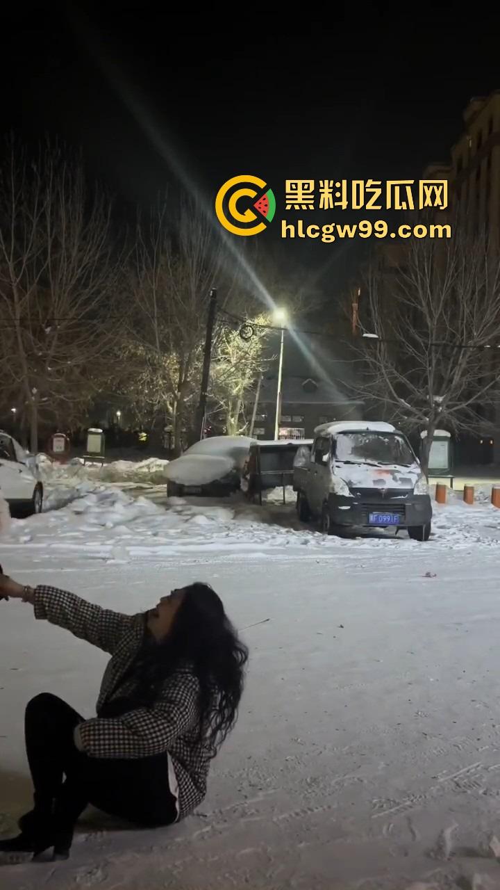 黑龙江伊春两妹子玩穿天猴玩出嘴喷烟火，质量太好不飞反炸，硬吃整波伤害，嘴吐青烟成人形烟花！-6