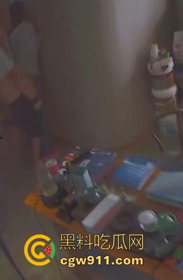 装修材料店铺老板和店员玩刺激偷情，大白天竟在店里玩后入，顾客推门慌忙中断拔屌！-6