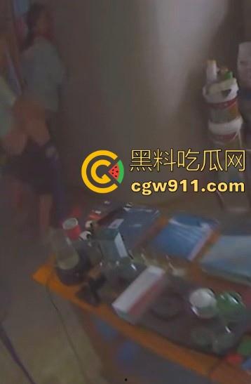 装修材料店铺老板和店员玩刺激偷情，大白天竟在店里玩后入，顾客推门慌忙中断拔屌！-8