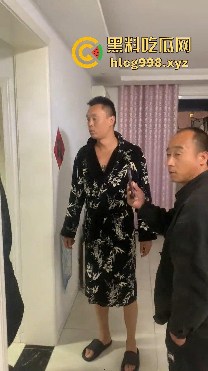 山东抖音骚货【莉莉安】刚生完孩子就耐不住寂寞！租房偷情被老公捉奸，场面乱成一锅粥！-12