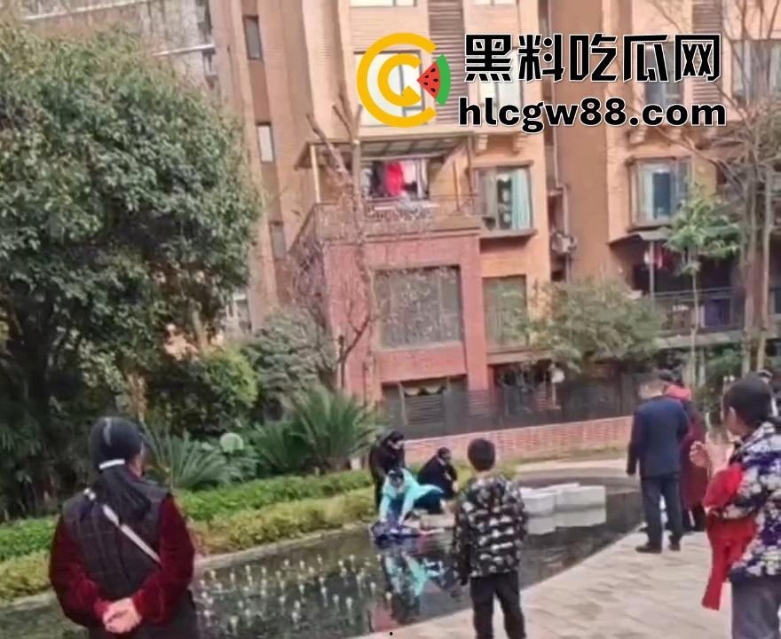 重庆渝北龙湖U城喷泉池变电击池，小孩戏水遭遇十万伏特狂电，现场惨叫连连，一死一伤家属哭晕！-5