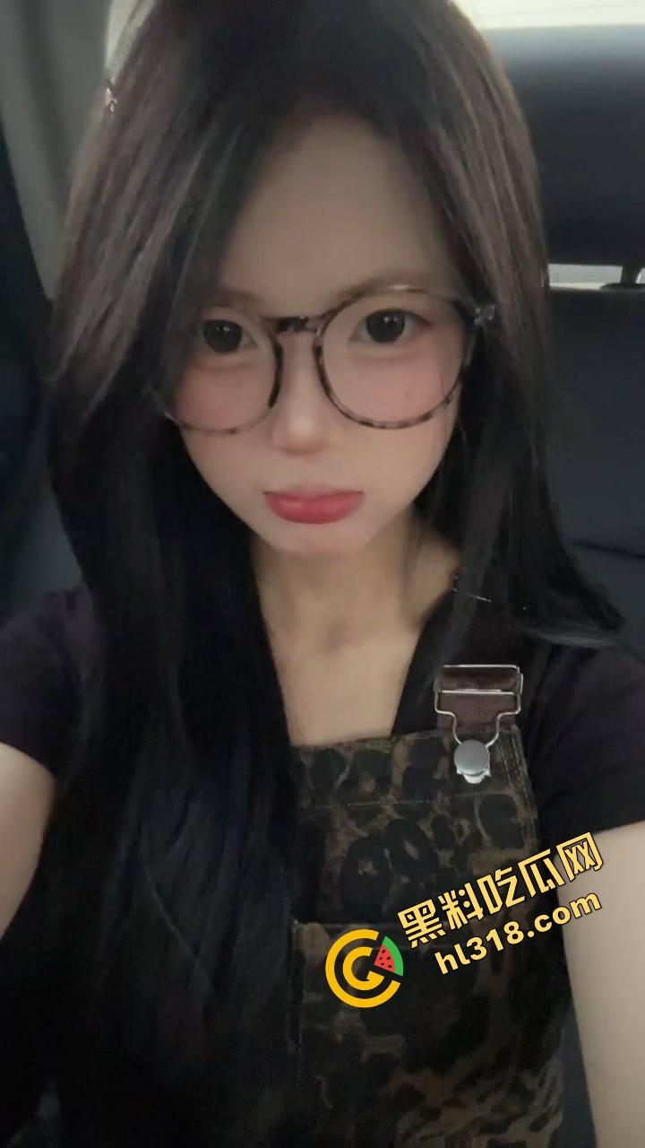 工商大课堂情侣上演当众扣逼，女的一边听课一边夹腿呻吟，逼水湿透凳子，老师讲高数她在学生物！-7