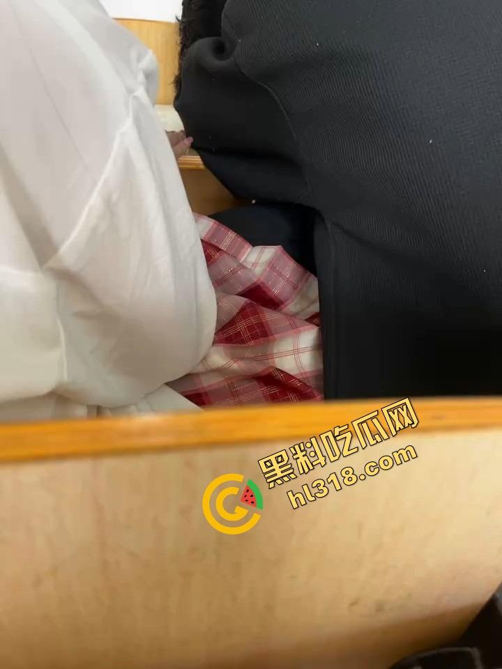 工商大课堂情侣上演当众扣逼，女的一边听课一边夹腿呻吟，逼水湿透凳子，老师讲高数她在学生物！-10