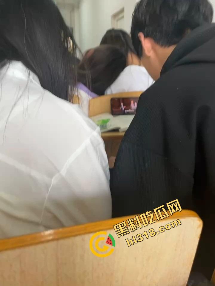 工商大课堂情侣上演当众扣逼，女的一边听课一边夹腿呻吟，逼水湿透凳子，老师讲高数她在学生物！-11