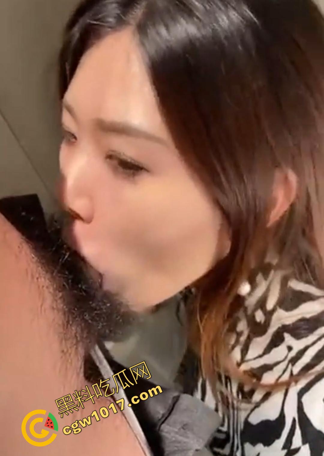 商场柜台大姐【朱艳燕】在试衣间“犯贱”，奶子肥硕的她像发情母兽，舌头撩拨男人鸡巴，热情如火的眼神撩人至极！-7