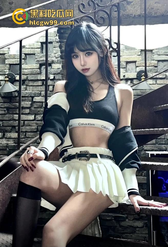 抖音【MomentofBlue】被锤高级外围，身价曝光2000一刺5K包夜，粉丝群发裸照撩骚这货玩得够花！-23