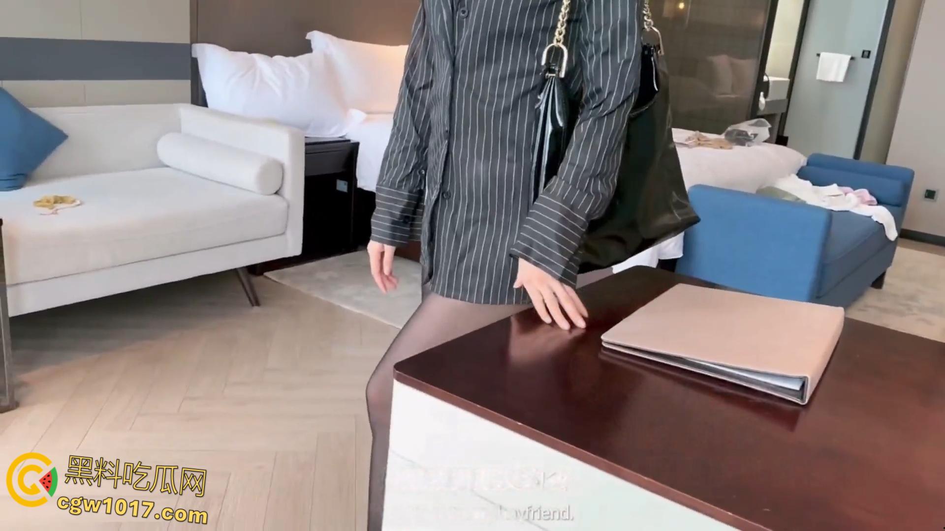 推特翘臀炮架【肉臀果儿】，想提前下班约会男友，办公室黑丝高跟美腿诱惑领导，用白虎小穴请假后入高潮 ！-1