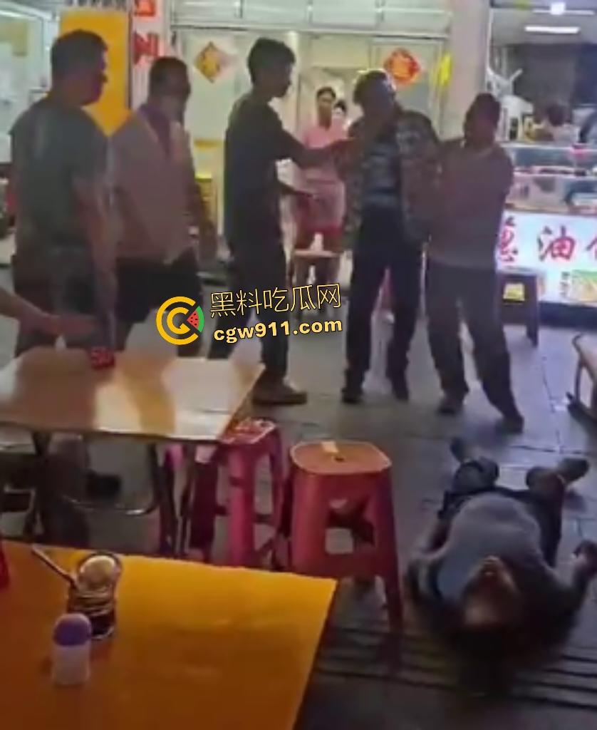 珠海街头美食引发血战KO，头盔哥板凳爆头砸倒对手瞬间昏迷，劝架老大哥摔地膝盖出血！-6