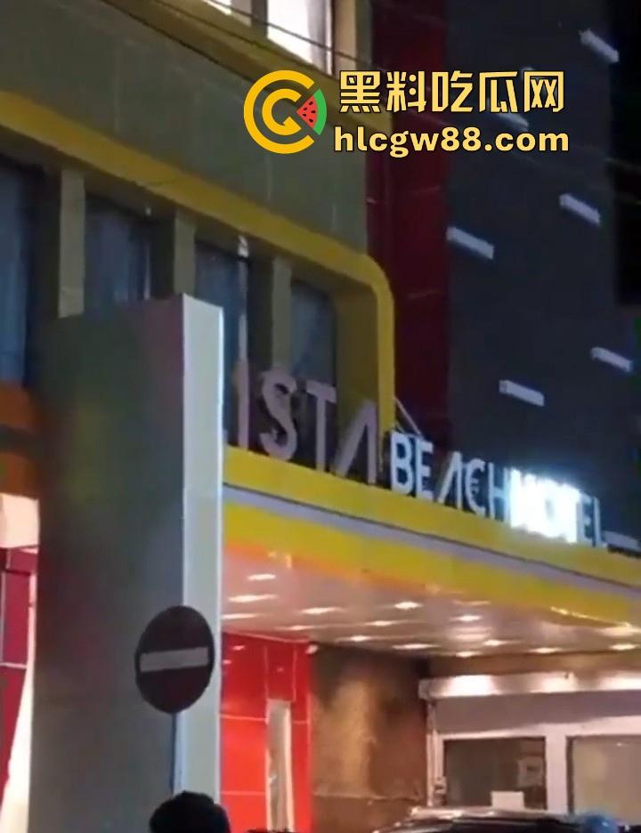 当代蜘蛛侠？印尼抓奸翻窗逃亡，情夫吊电线横穿马路，刺激场面堪比大片！-3